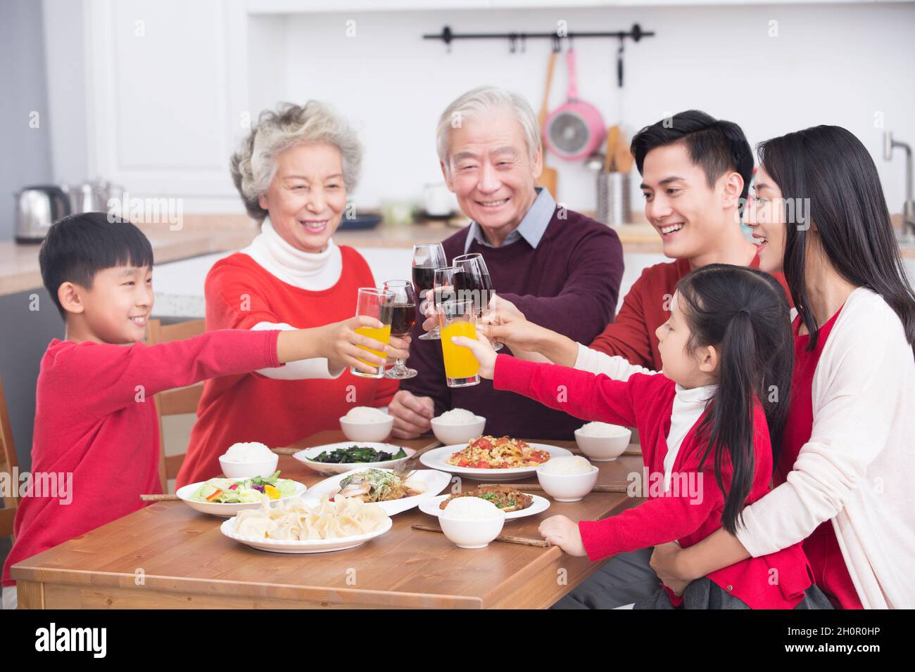 Familien, die am Neujahrstag ein Wiedersehen-Dinner feiern Stockfoto
