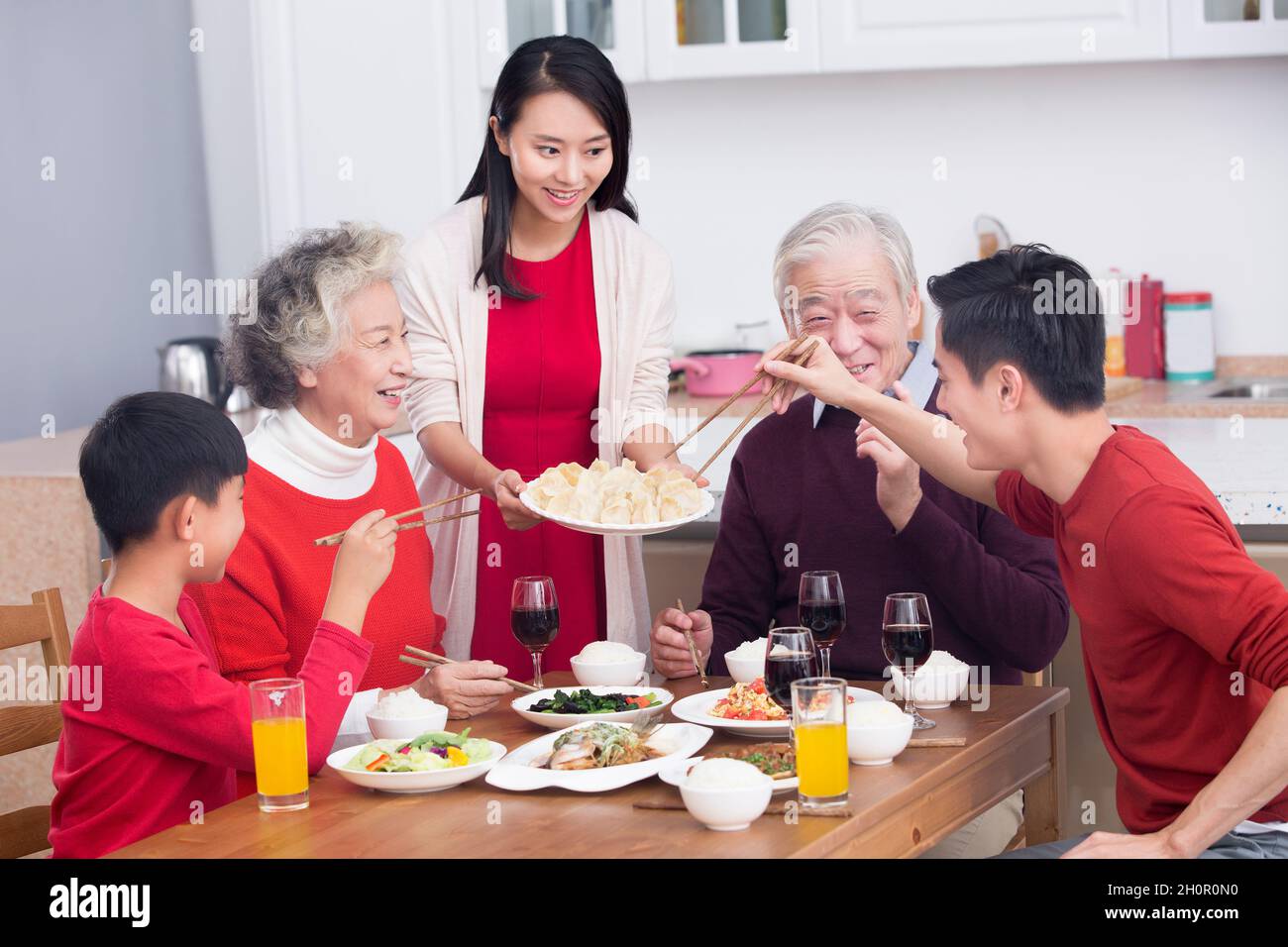 Familien, die am Neujahrstag ein Wiedersehen-Dinner feiern Stockfoto