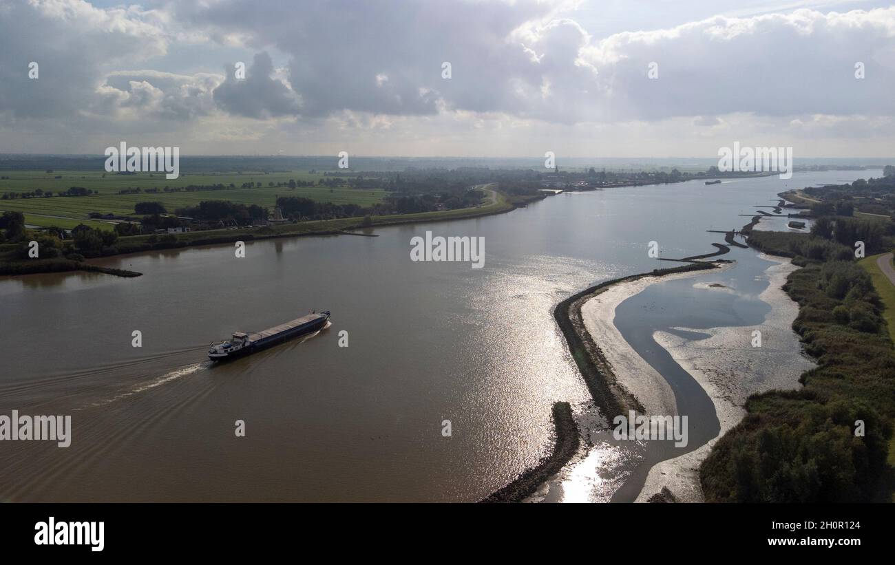 Binnenschiff auf dem Fluss Lek Luftaufnahme, Niederlande Stockfoto