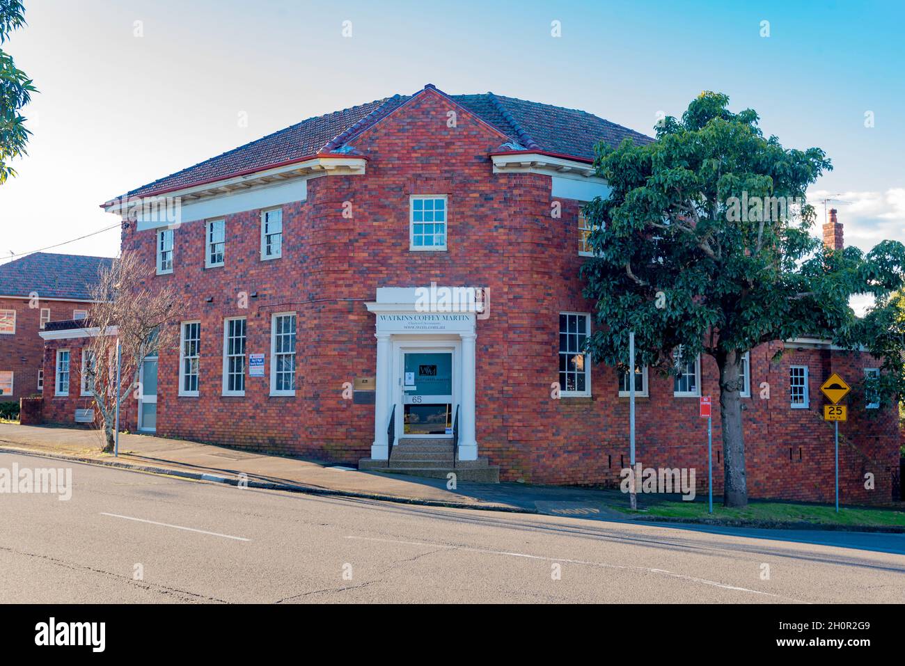 Ein mehrfarbiges Backsteingebäude aus der Zwischenkriegszeit (1930), das ursprünglich für die Bank of New South Wales (Westpac) im Vorort Roseville in Sydney, Australien, gebaut wurde Stockfoto