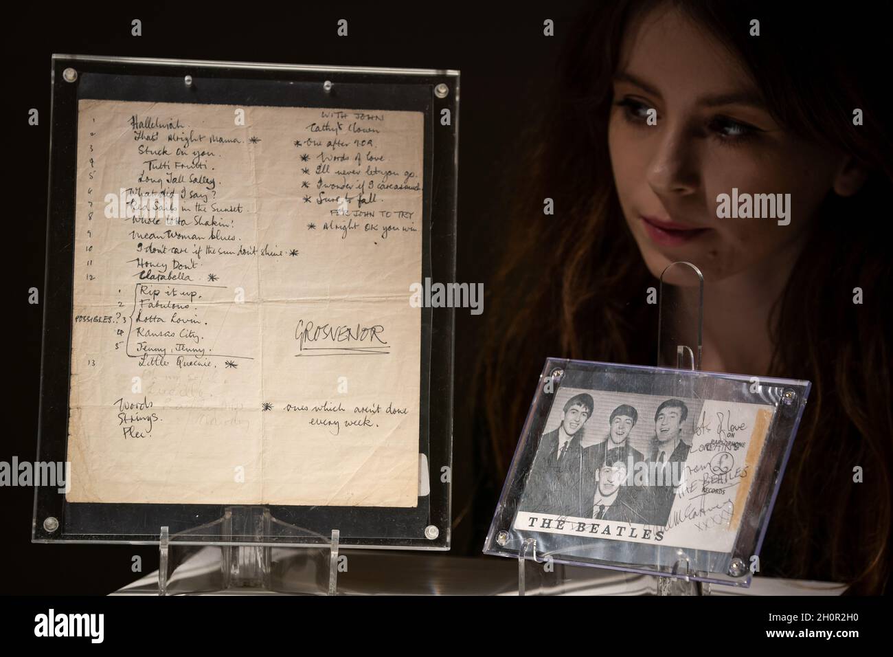 Zwei der Beatles-Setlisten, handgeschrieben von Paul McCartney 1960-1963 in Bonhams in London, bevor sie in ihrem bevorstehenden Verkauf von Musik-Erinnerungsstücken in LA angeboten werden. Bilddatum: Donnerstag, 14. Oktober 2021. Stockfoto