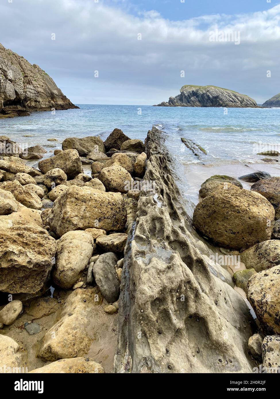 Vertikale Aufnahme eines Strandes in Playa de la Arnia, Liencres, Spanien Stockfoto