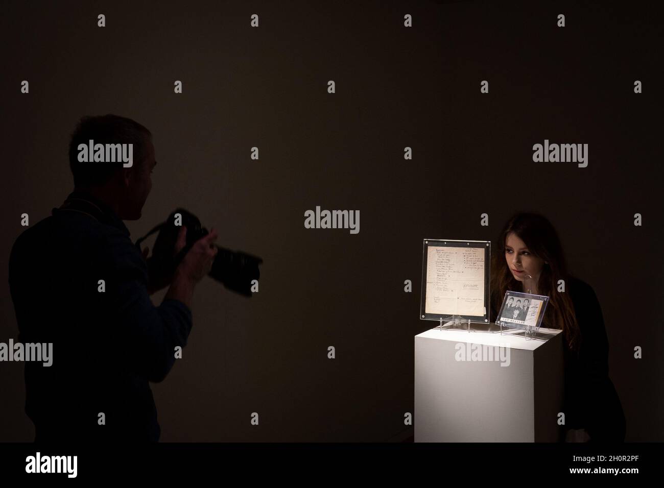 Zwei der Beatles-Setlisten, handgeschrieben von Paul McCartney 1960-1963 in Bonhams in London, bevor sie in ihrem bevorstehenden Verkauf von Musik-Erinnerungsstücken in LA angeboten werden. Bilddatum: Donnerstag, 14. Oktober 2021. Stockfoto