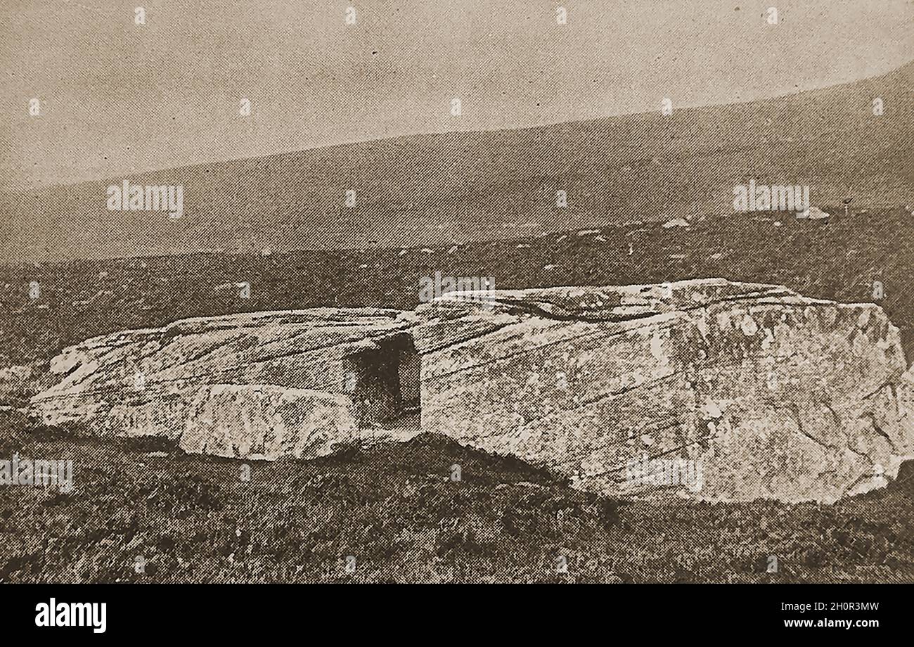 Der Dwarfie Stone oder Dwarfie Stane Orkney, Schottland, wie es 1908 war. Heute sieht es etwas anders aus als auf diesem alten Foto, als früher angenommen wurde, dass dort ein Zwerg namens Trollid residierte. Das megalithische Kammergrab ist aus einem einzigen Block aus Devon Old Red Sandstein geschnitzt und steht auf der Insel Hoy, Orkney, Schottland. Es ist das einzige Kammergrab in Orkney, das aus einem einzigen Steinblock geschnitten wird. Der Steinblock, der auf dem Bild zu sehen ist, blockierte ursprünglich den Eingang. Ein Loch vor dem 17. Jahrhundert, das von Räubern in die Spitze geschnitten wurde, ist jetzt mit Beton gefüllt. Stockfoto