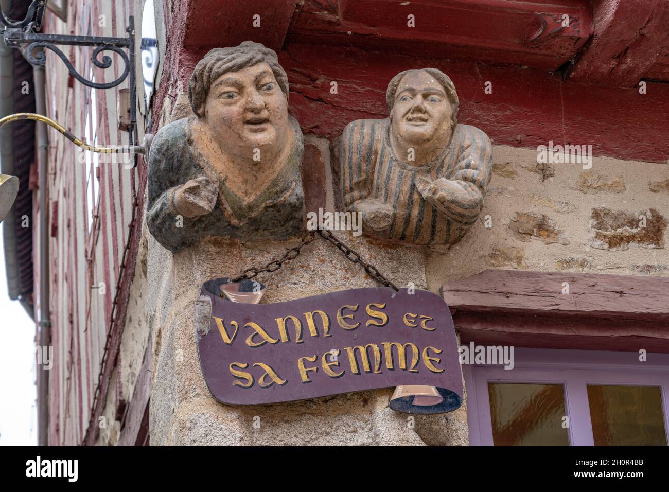 Granit Skulptur Vannes et sa femme - Vannes und seine Frau - aus dem 15. Jahrhundert in der Altstadt von Vannes, Bretagne, Frankreich | Painted gran Stockfoto