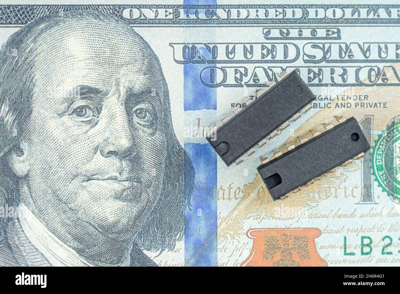 Faux-Factor 100 / Ben Franklin-Dollar-Schein mit Halbleiter-Mikrochip. Für den US-Chipmangel, CHIPS for America Act, Mikrochip-Mangel in Amerika. Stockfoto