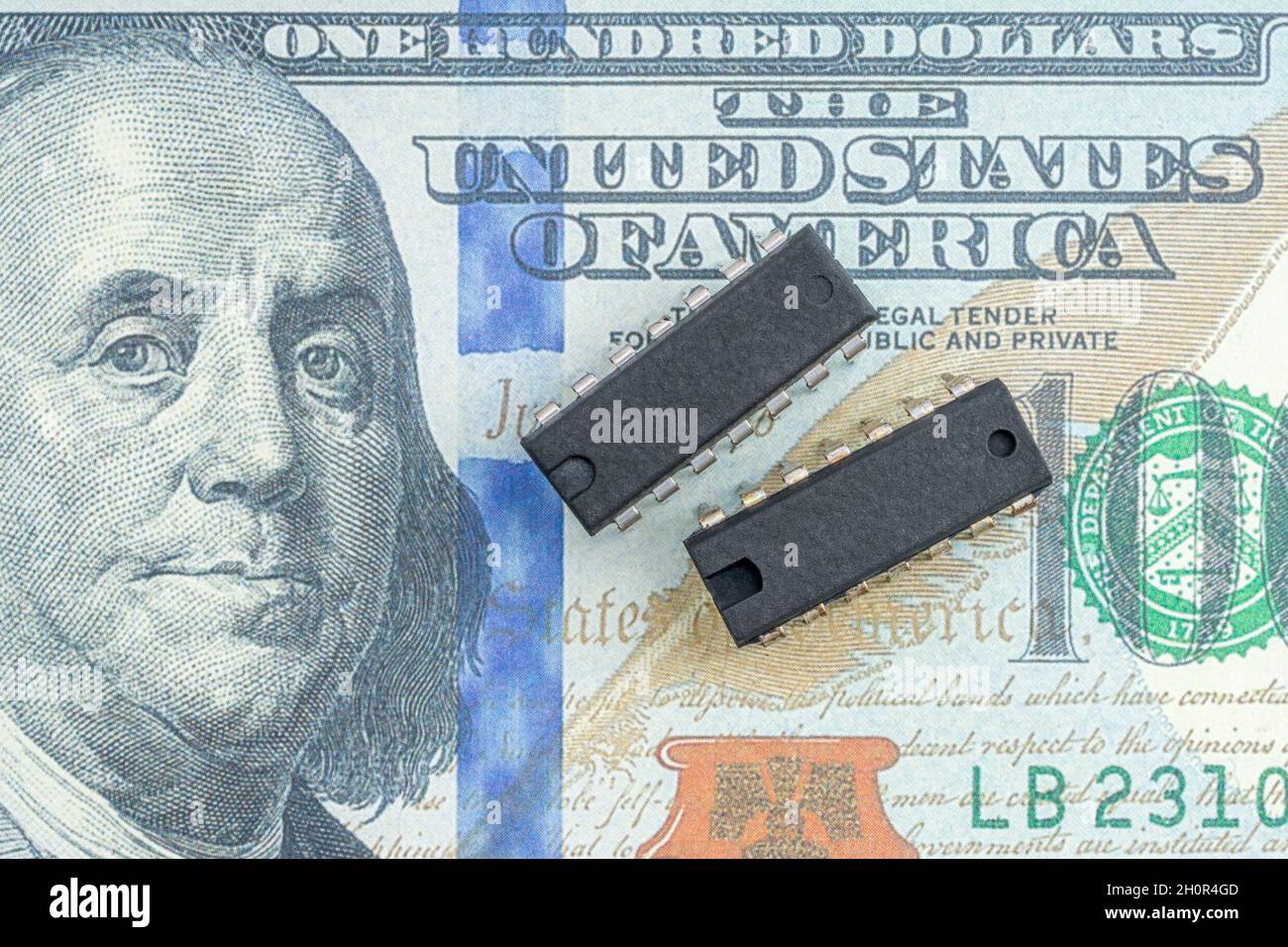 Faux-Factor 100 / Ben Franklin-Dollar-Schein mit Halbleiter-Mikrochip. Für den US-Chipmangel, CHIPS for America Act, Mikrochip-Mangel in Amerika. Stockfoto