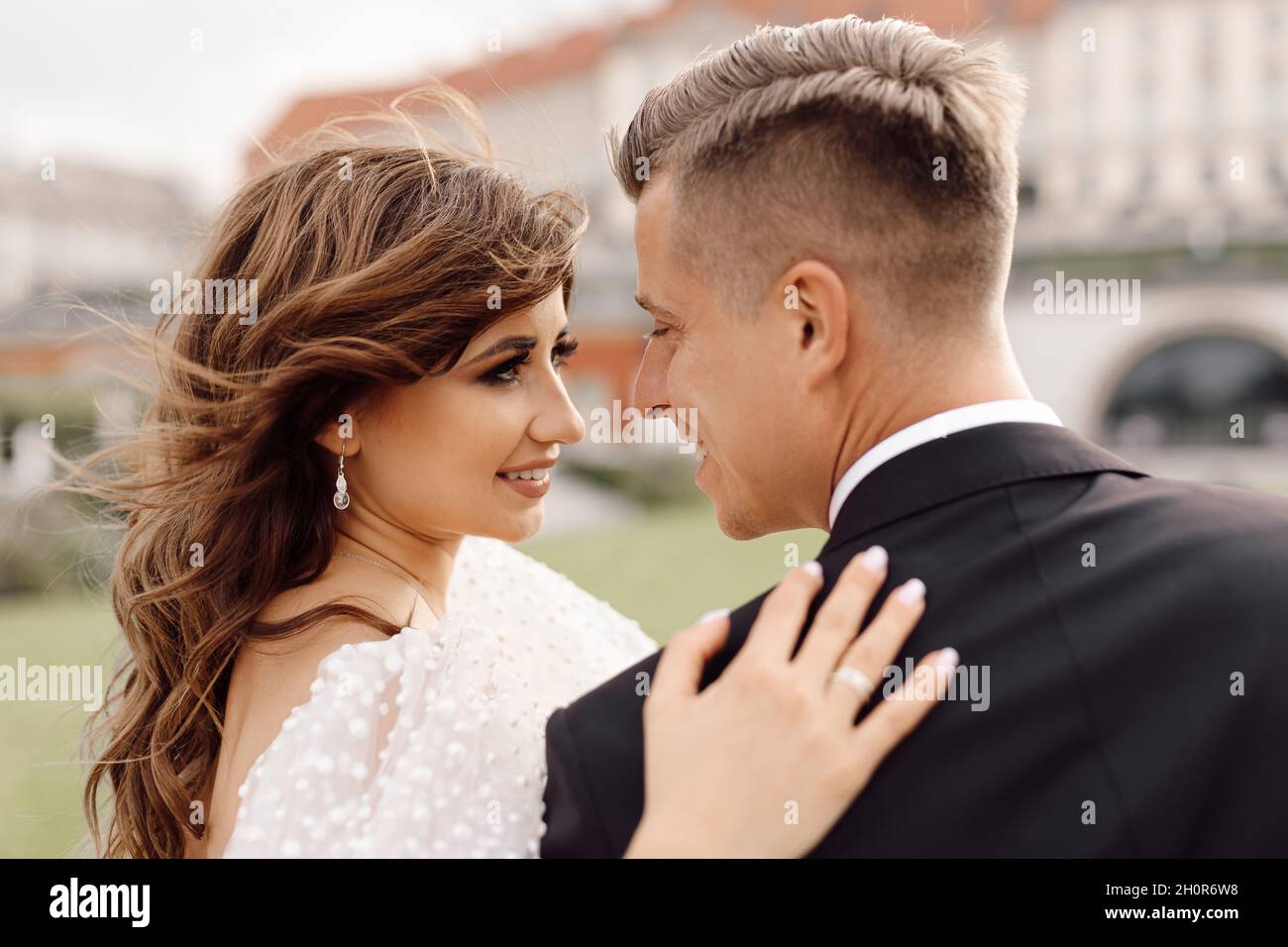 Hochzeitstag, Portrait close-up von Braut und Bräutigam sehen sich zärtlich an, glücklich zusammen. Lifestyle Stockfoto