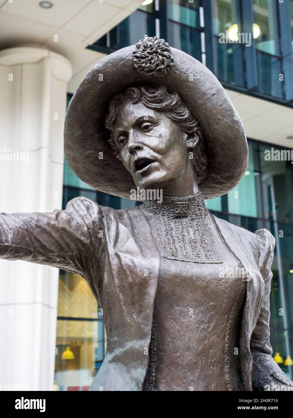 Rise Up Women Statue der Frauenfigur Emmeline Pankhurst von Hazel Reeves auf dem St. Peters Square in Manchester, England Stockfoto