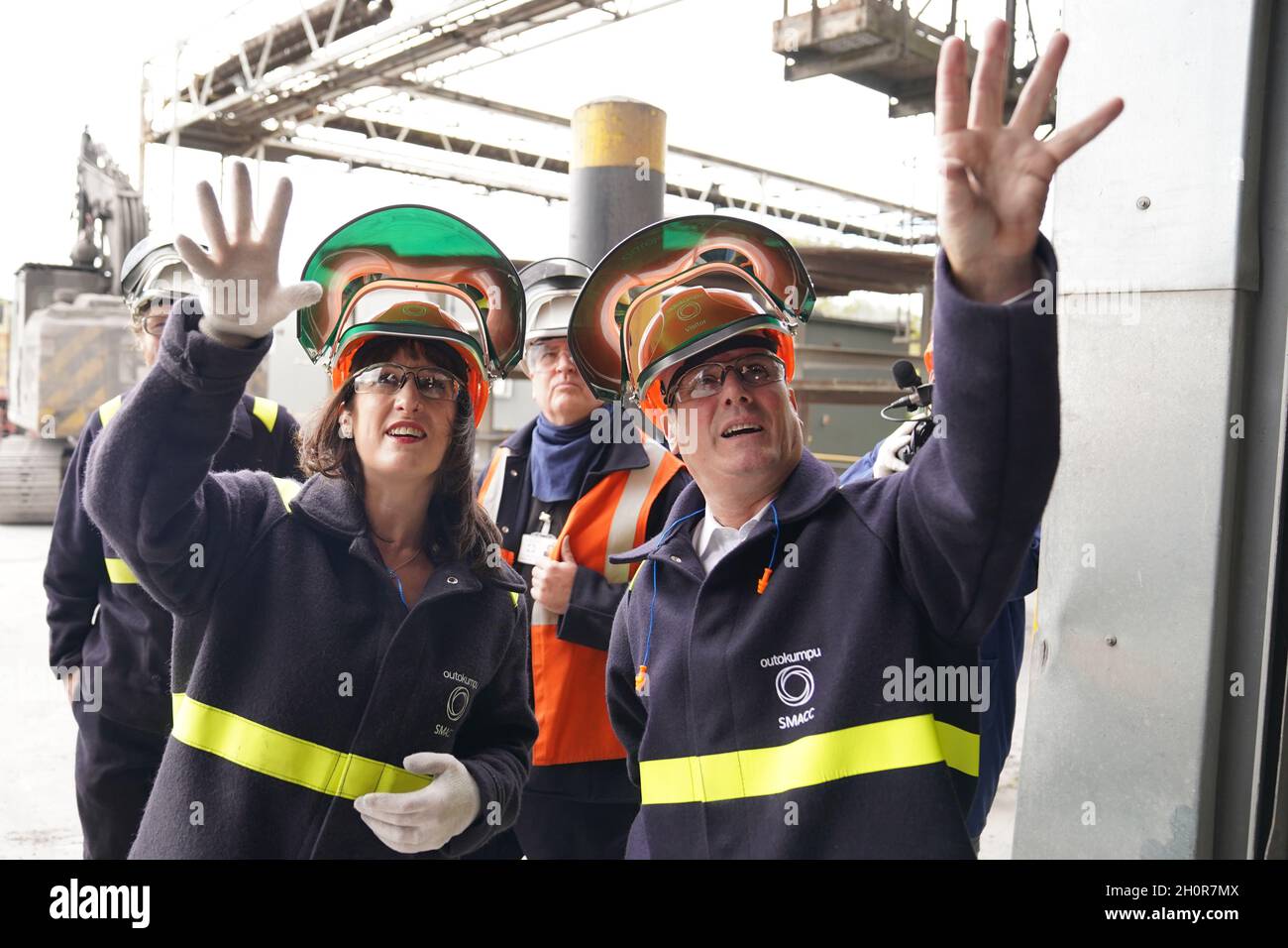 Der Arbeitsleiter Sir Keir Starmer und die Schattenkanzlerin Rachel Reeves bei einem Besuch im Stahlwerk Outokumpu in Sheffield, South Yorkshire, um die Energiekrise und ihre Auswirkungen auf die energieindustrie zu diskutieren. Bilddatum: Donnerstag, 14. Oktober 2021. Stockfoto