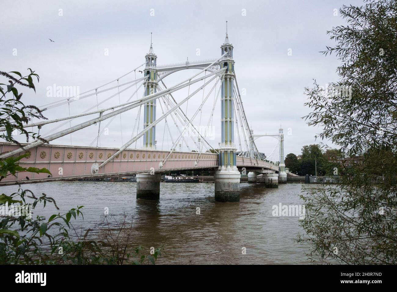 Rowland Mason Ordish und Joseph Bazalgettes Albert Bridge (alias The Trembling Lady) an der Themse in Battersea, London, England, Großbritannien Stockfoto