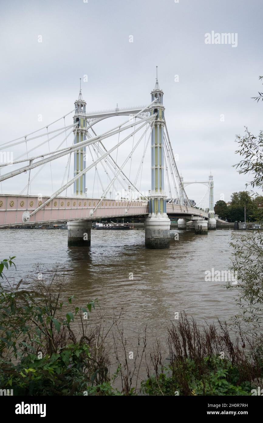Rowland Mason Ordish und Joseph Bazalgettes Albert Bridge (alias The Trembling Lady) an der Themse in Battersea, London, England, Großbritannien Stockfoto