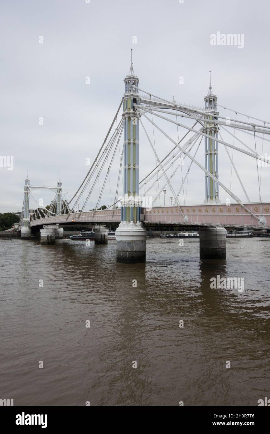 Rowland Mason Ordish und Joseph Bazalgettes Albert Bridge (alias The Trembling Lady) an der Themse in Battersea, London, England, Großbritannien Stockfoto