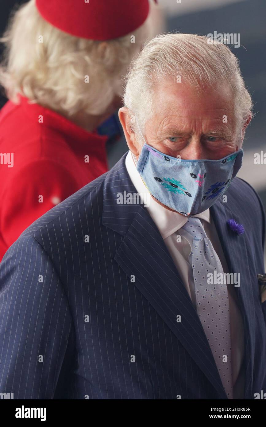 Der Prinz von Wales und die Herzogin von Cornwall nehmen an der Eröffnungszeremonie der sechsten Sitzung der Senedd in Cardiff Teil. Bilddatum: Donnerstag, 14. Oktober 2021. Stockfoto