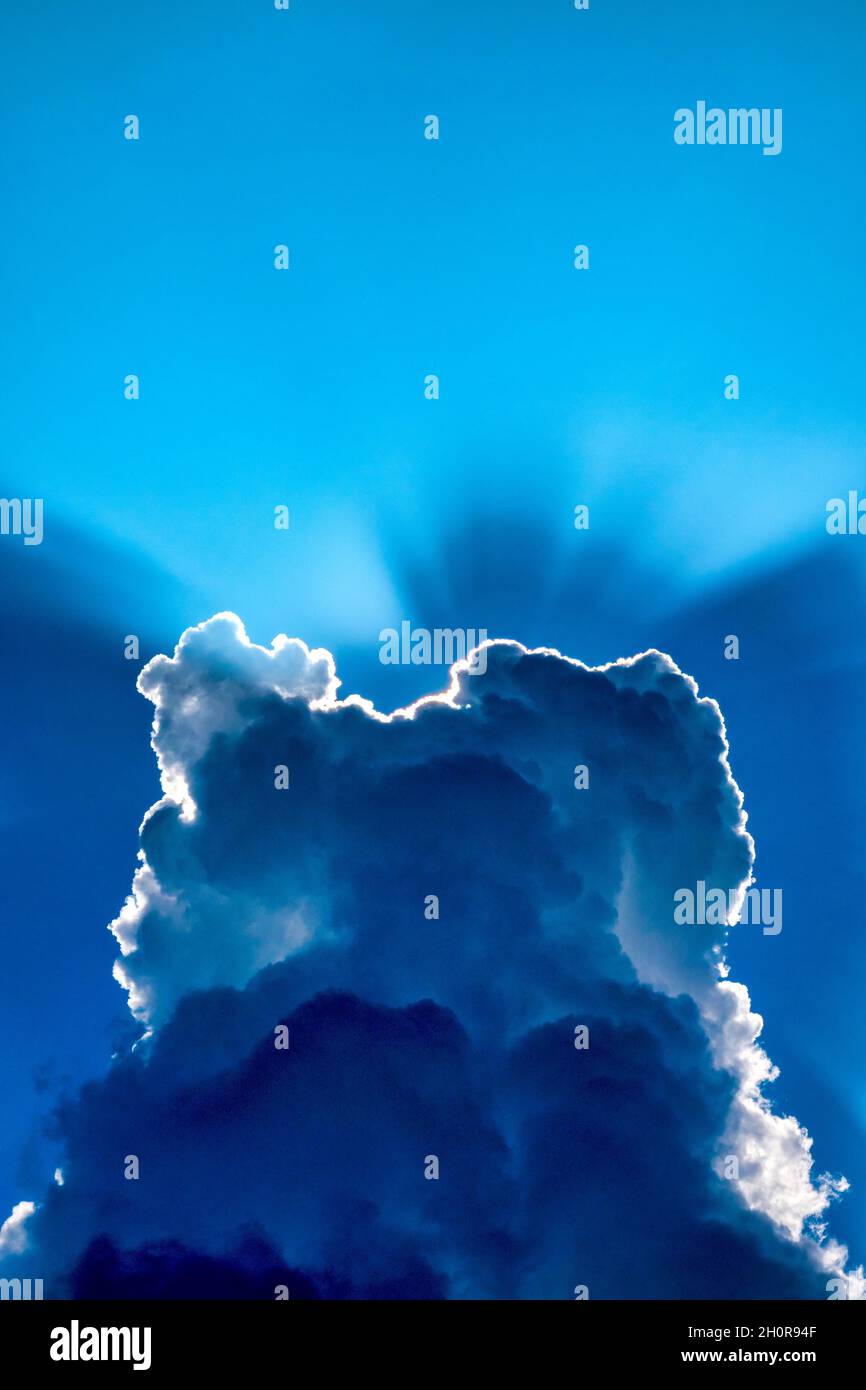Sonnenstrahlen hinter den Wolken Stockfoto