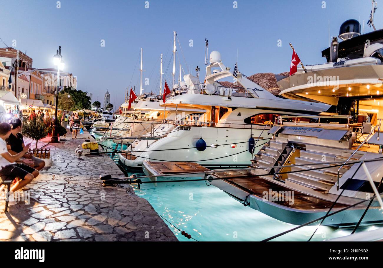 Yachten in Symi Hafen bei Nacht Griechische Inseln Griechenland Stockfoto