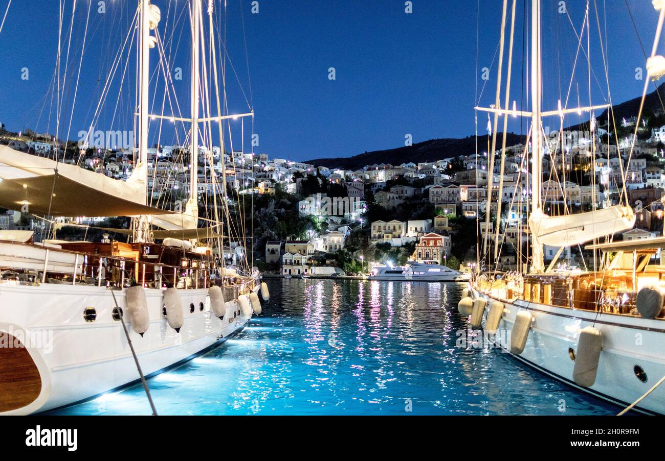 Yachten in Symi Hafen bei Nacht Griechische Inseln Griechenland Stockfoto