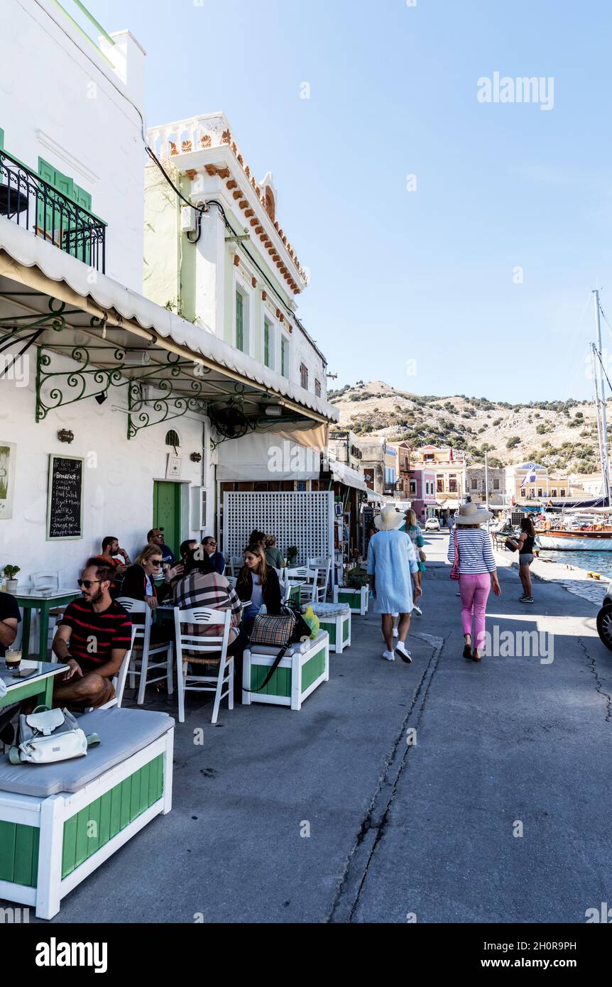 Touristen zu Fuß entlang des Hafens in Symi griechischen Inseln Griechenland Stockfoto