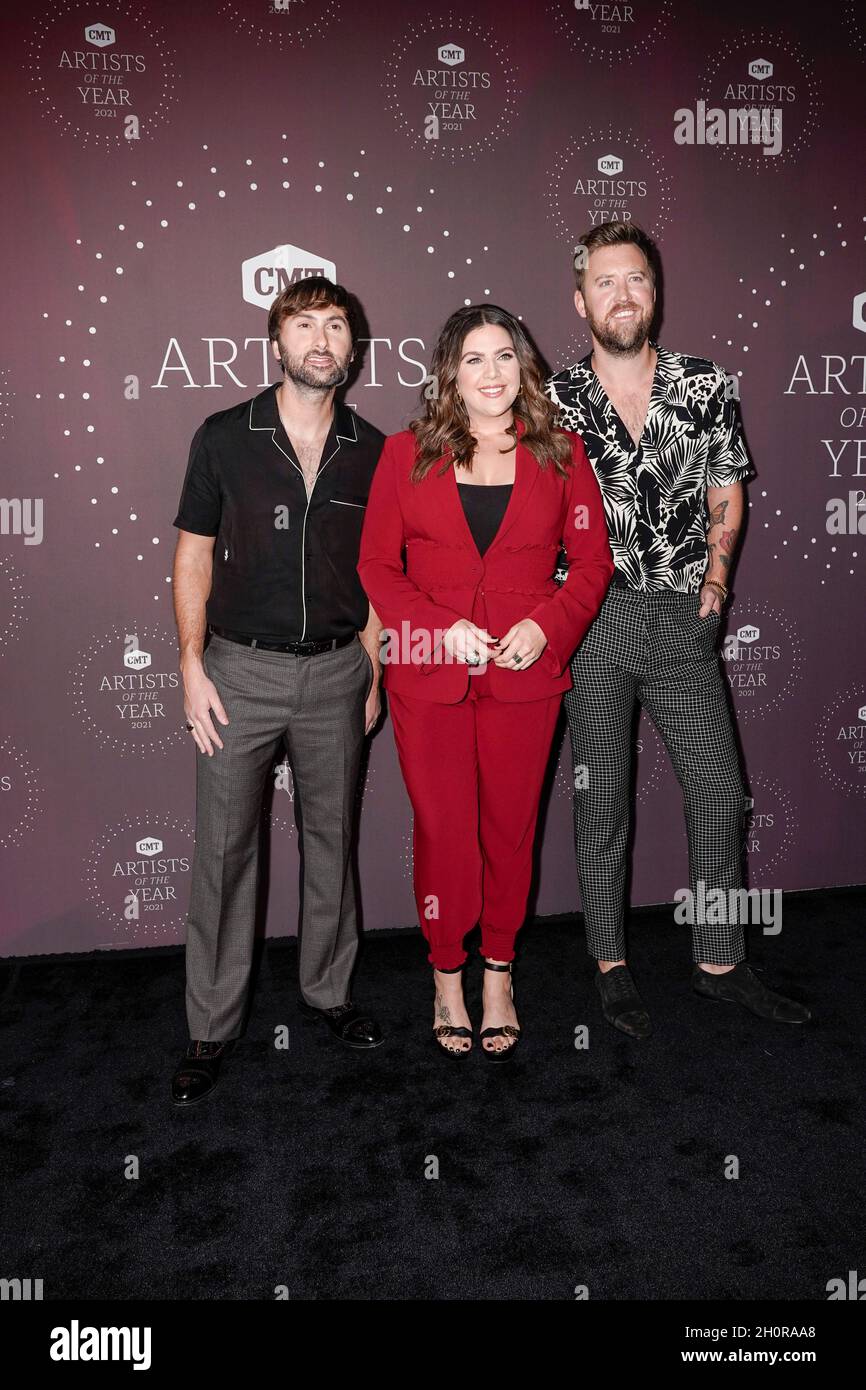Lady A - Dave Haywood, Hillary Scott und Charles Kelley nehmen am 13. Oktober 2021 in Nashville, Tennessee, an der CMT Artist of the Year 2021 Teil. Foto: Ed Rode/imageSPACE/MediaPunch Stockfoto
