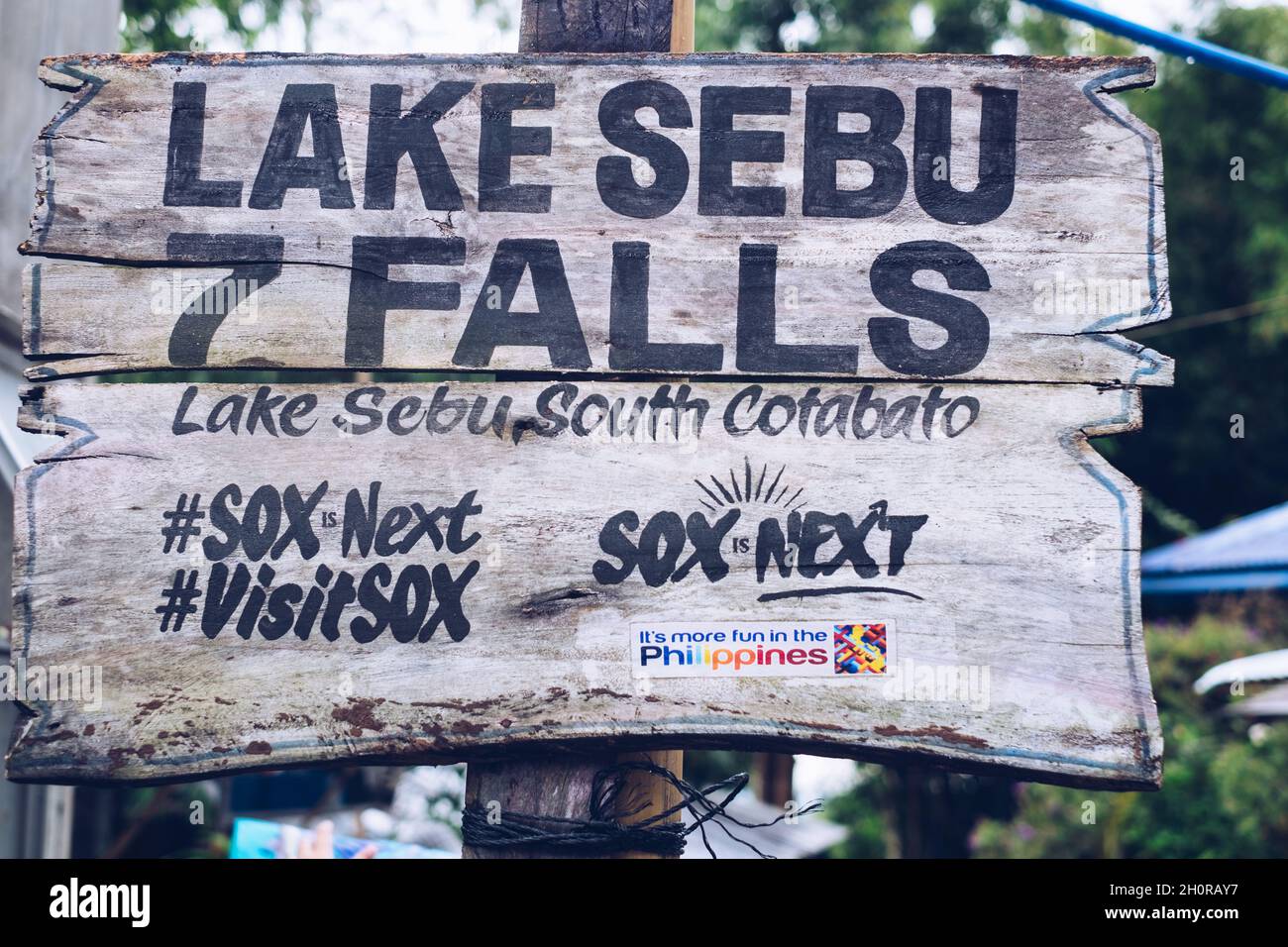 LAKE SEBU, PH - AUG. 29, 2021: Beschilderung der sieben (7) Fälle von Lake Sebu in Brgy. Siloton, Lake Sebu, South Cotabato, das von der UNESCO anerkannt ist Stockfoto