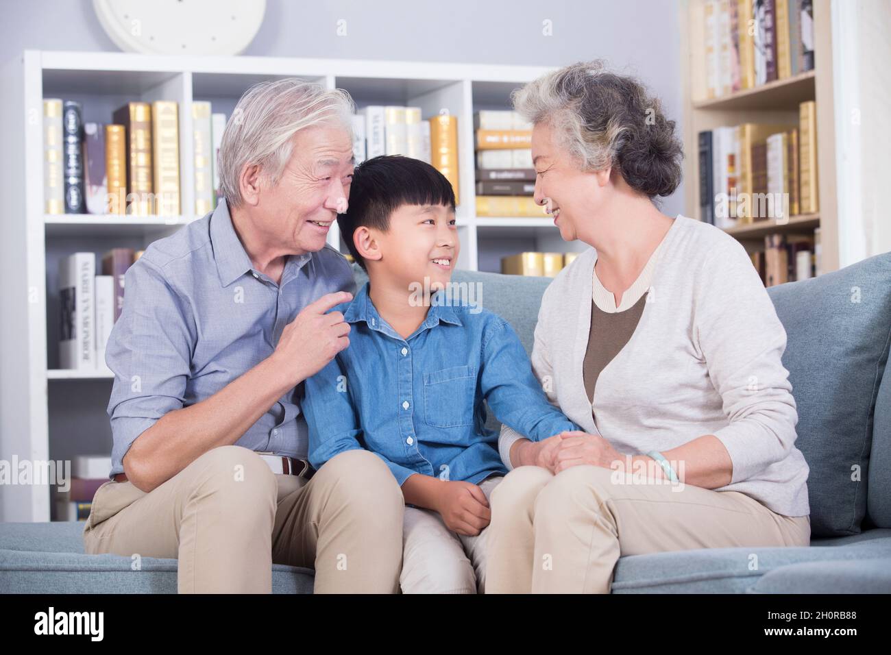 Glückliche Großeltern und ihr Enkelkind Stockfoto