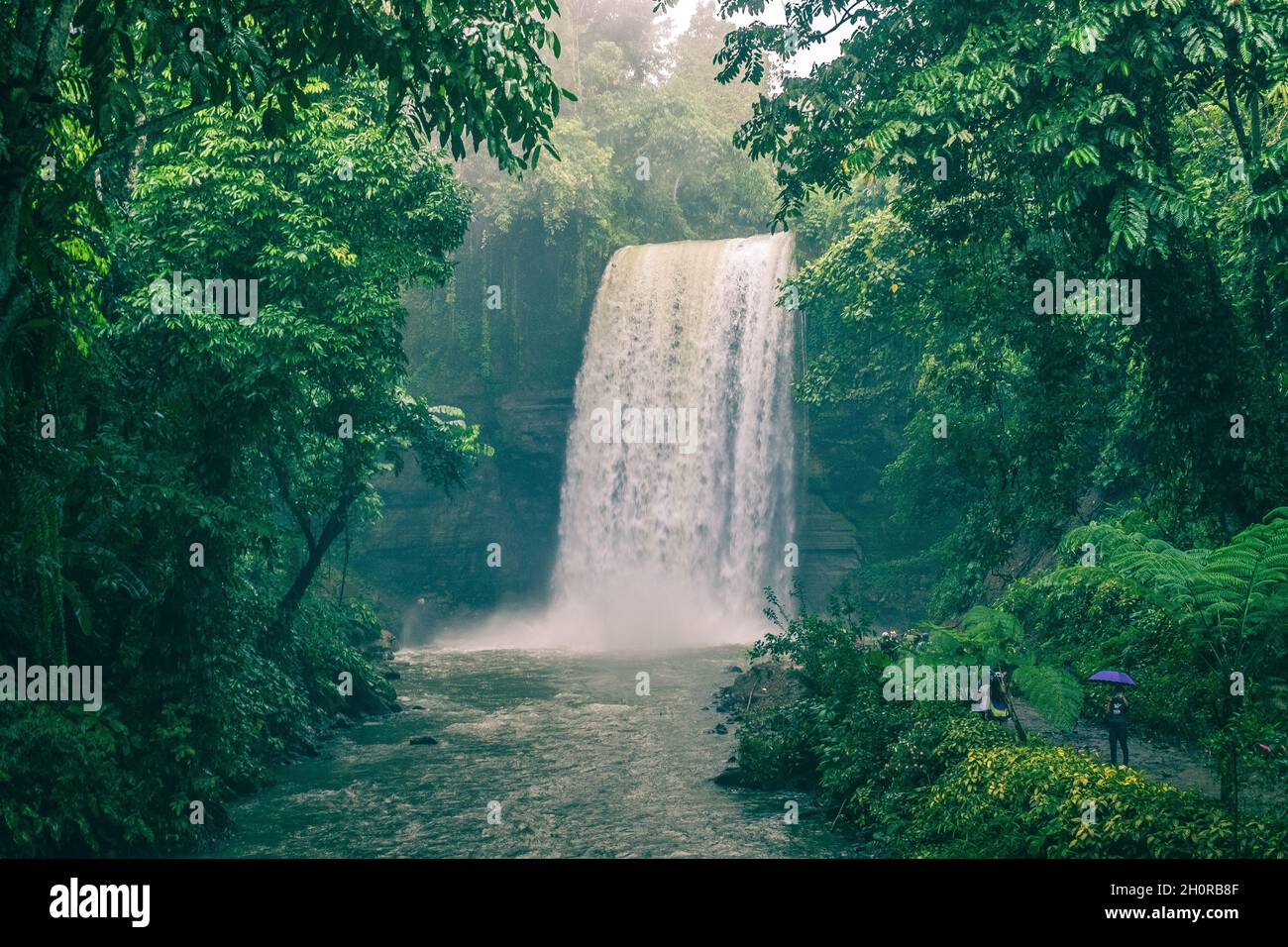 LAKE SEBU, PH - AUG. 29, 2021: Der erste Fall „Hikong Alo“ von 35 Fuß Höhe aus den sieben Fällen des Lake Sebu in Brgy. Siloton, Lake Sebu, South Cotabat Stockfoto