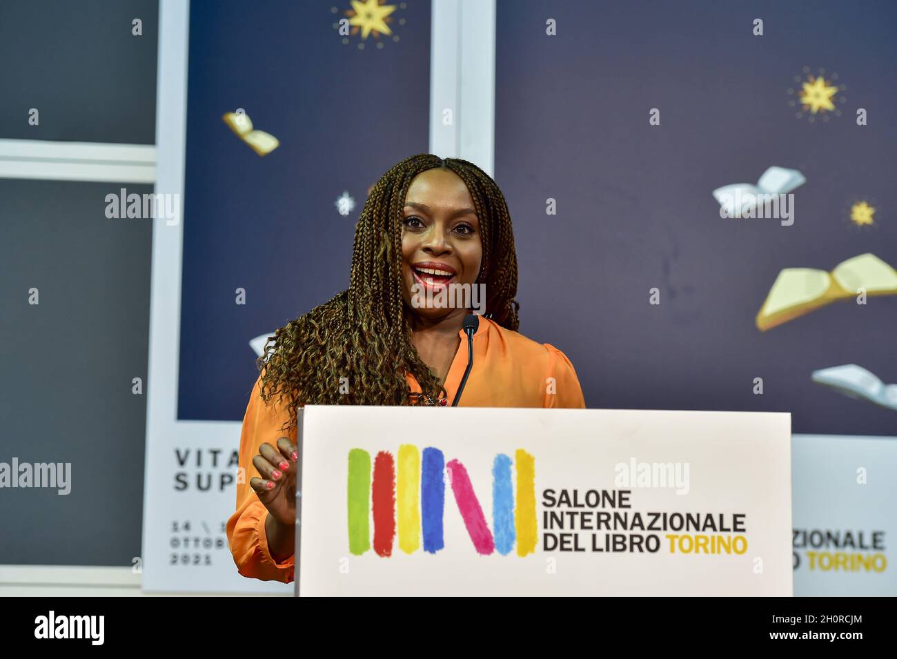 Turin, Italien. 14. Oktober 2021, Chimamanda Ngozi Adichie während der Internationalen Buchmesse von Turin am 14. Oktober 2021 in Turin, Italien. Die Internationale Buchmesse von Turin kehrt nach fast zwei Jahren nach Beginn der Pandemie von Covid 19 nach Lingotto Fiere zurück. Stockfoto