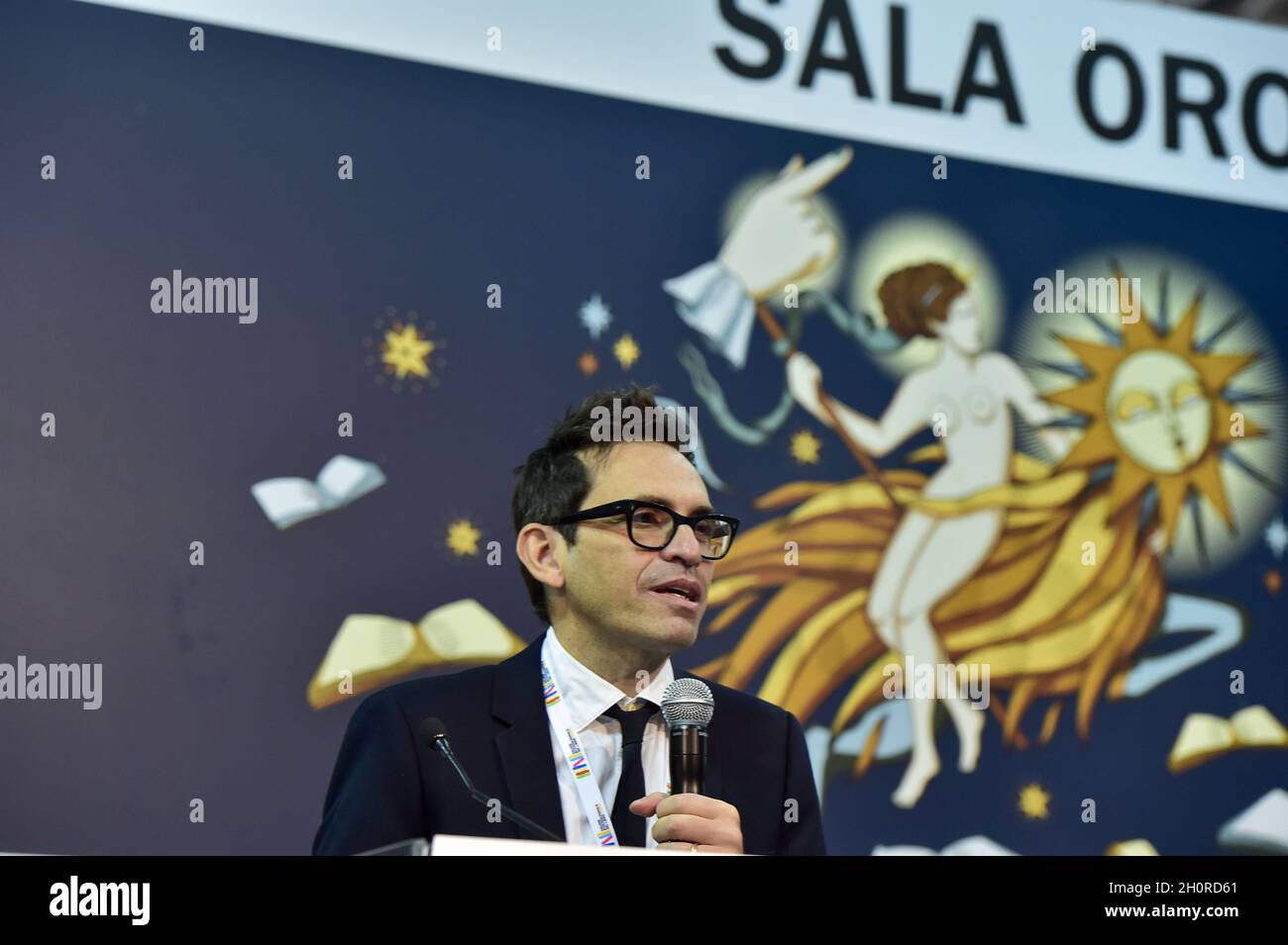 Turin, Italien. 14. Oktober 2021, Nicola Lagioia, Präsidentin der Internationalen Buchmesse, während der Internationalen Buchmesse von Turin am 14. Oktober 2021 in Turin, Italien. Die Internationale Buchmesse von Turin kehrt nach fast zwei Jahren nach Beginn der Pandemie von Covid 19 nach Lingotto Fiere zurück. Stockfoto