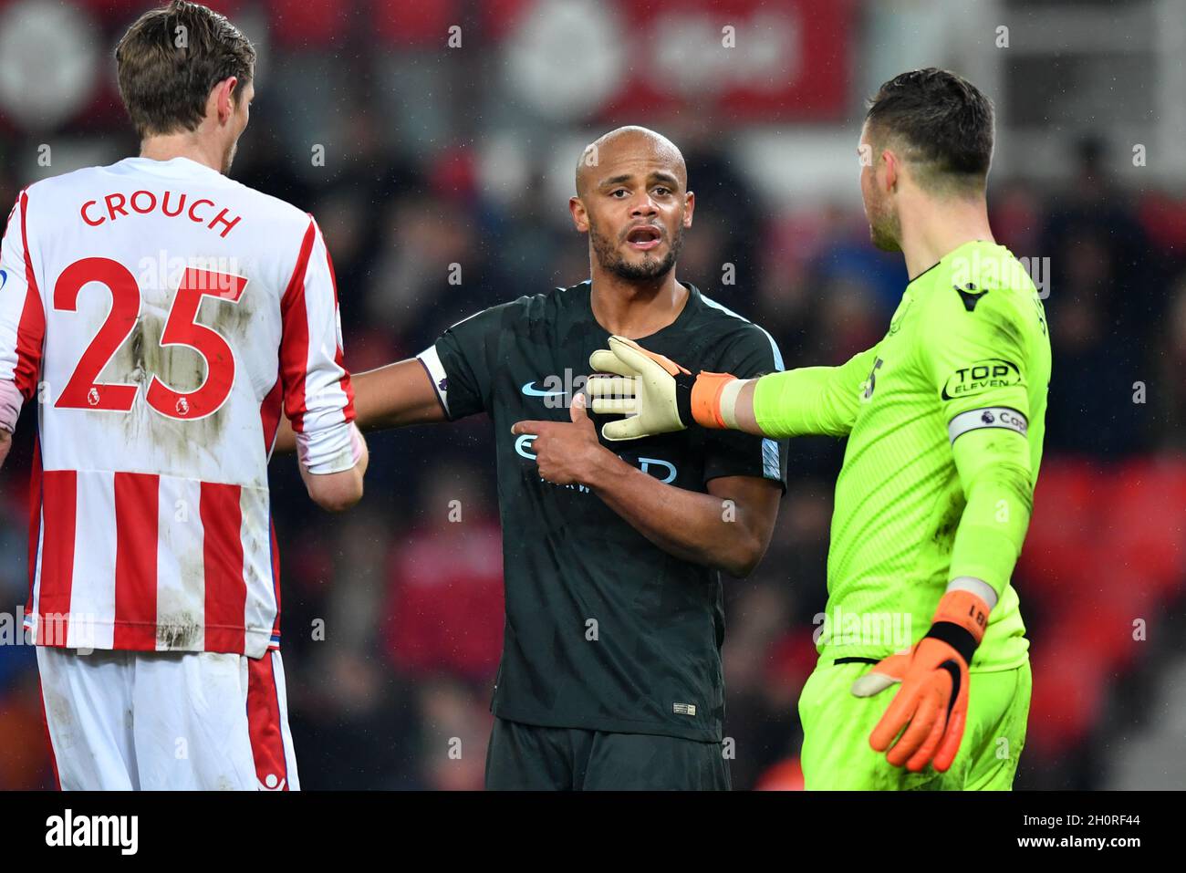 Vincent Kompany von Manchester City spricht mit Peter Crouch von Stoke City und dem Torwart Jack Butland von Stoke City Stockfoto