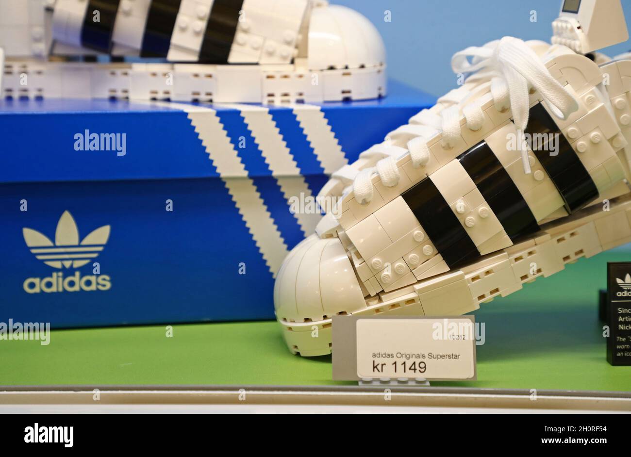 Adidas Originals Superstar lego in einem LEGO Store, Westfield Mall of Scandinavia in Solna, Stockholm, Schweden, am Sonntagnachmittag. Stockfoto