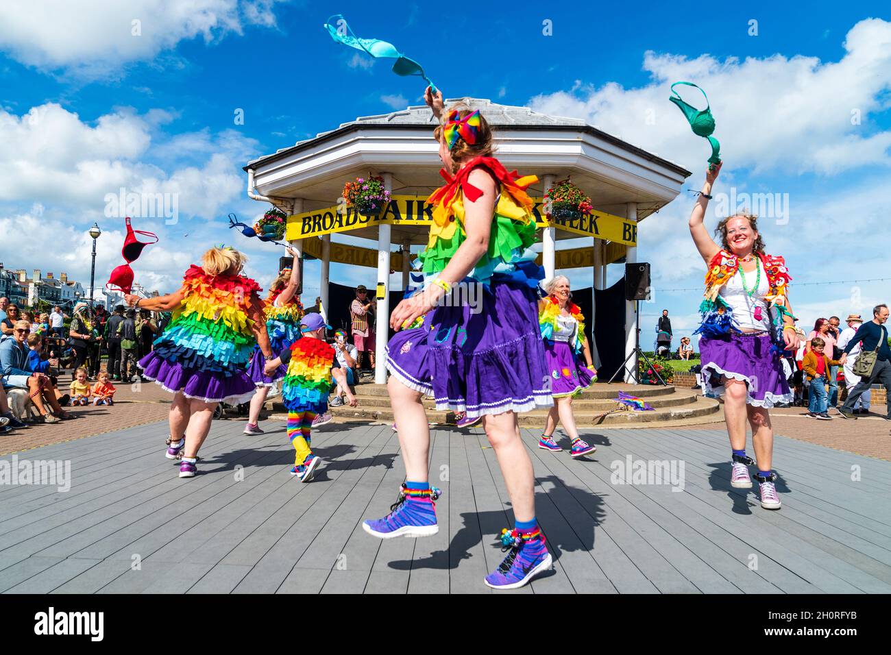 Englische Volkstänzerinnen, die Loose Women Morris tanzen beim BH-Tanz am Meer auf dem jährlichen Broadstairs Folk Week Festival Stockfoto