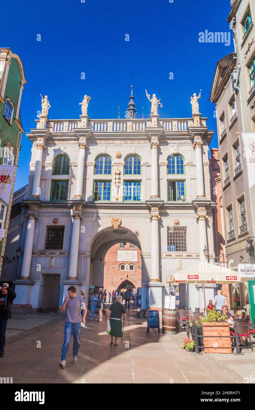 DANZIG, POLEN - 1. SEPTEMBER 2016: Menschen gehen durch das Goldene Tor in Danzig, Polen Stockfoto