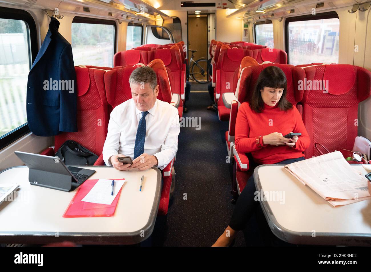 Der Arbeitsleiter Sir Keir Starmer und die Schattenkanzlerin Rachel Reeves reisen mit dem Zug nach Sheffield, wo sie Outokumpu Stainless Ltd in Sheffield, South Yorkshire, besuchten, um über die Energiekrise und ihre Auswirkungen auf die energieindustrien zu diskutieren. Bilddatum: Donnerstag, 14. Oktober 2021. Stockfoto