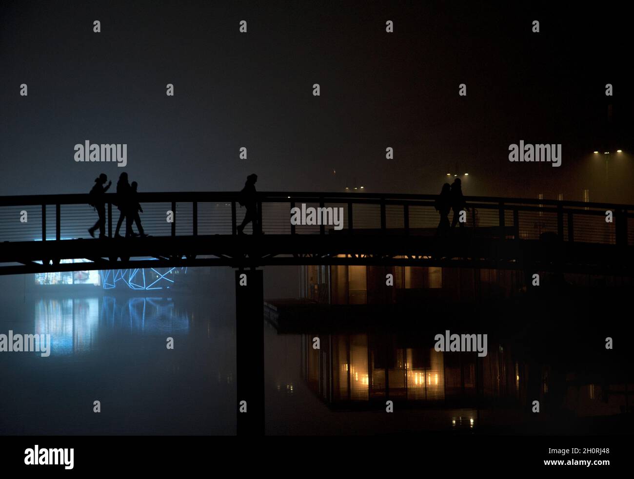 Street Photography, Mailand, Italien, 2013, Dock mit Nebel. Stockfoto