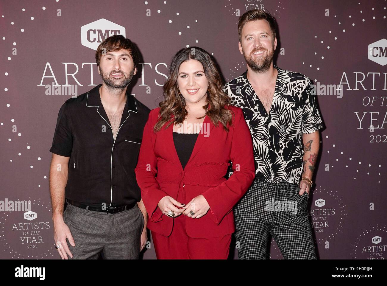 Nashville, USA. Oktober 2021. Lady A - Dave Haywood, Hillary Scott und Charles Kelley nehmen am 13. Oktober 2021 in Nashville, Tennessee, an der CMT Artist of the Year 2021 Teil. Foto: Ed Rode/imageSPACE/Sipa USA Kredit: SIPA USA/Alamy Live News Stockfoto