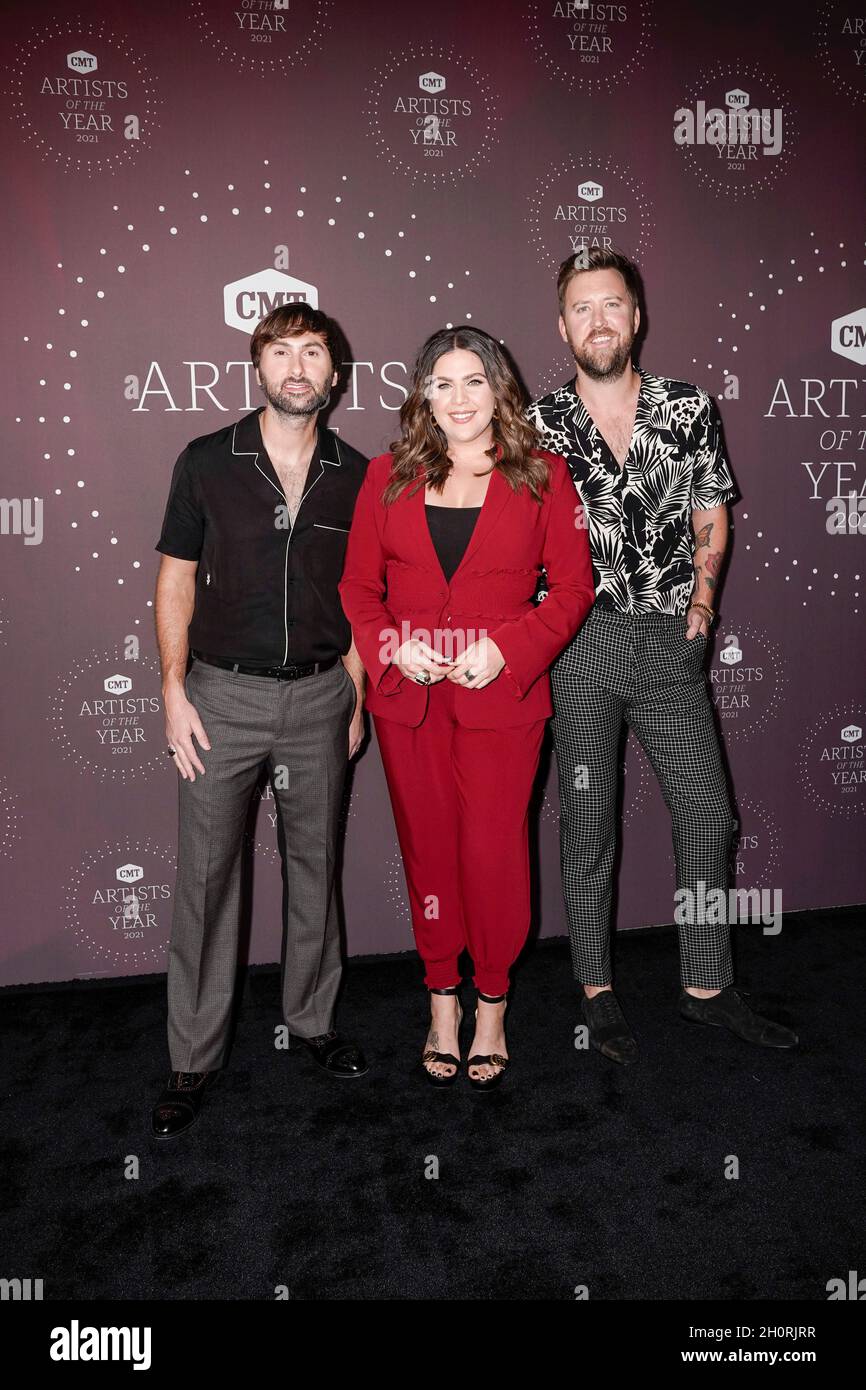 Nashville, USA. Oktober 2021. Lady A - Dave Haywood, Hillary Scott und Charles Kelley nehmen am 13. Oktober 2021 in Nashville, Tennessee, an der CMT Artist of the Year 2021 Teil. Foto: Ed Rode/imageSPACE/Sipa USA Kredit: SIPA USA/Alamy Live News Stockfoto