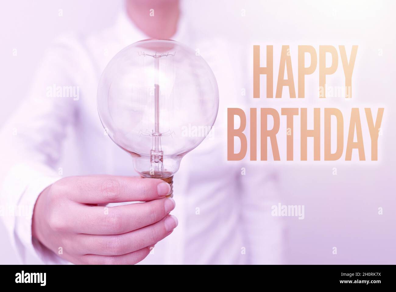 Konzeptionelle Darstellung Alles Gute zum Geburtstag. Konzeptfoto der Geburtstag einer Person wird mit Geschenken Lady im Business-Outfit mit Lampe gefeiert Stockfoto