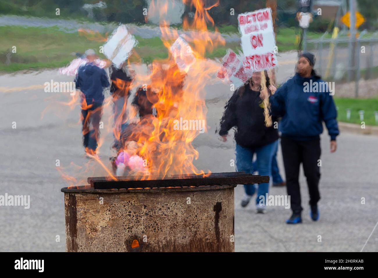 Battle Creek, Michigan, USA. Oktober 2021. Mitglieder der lokalen 3G-Bäckerei-Arbeiterschaft streikenden in der Kellogg-Getreidefabrik. In allen vier US-Getreidewerken streiken Arbeiter. Sie kämpfen gegen Kelloggs zweistufiges Lohnsystem, das Neueinstellungen deutlich niedrigere Löhne und Sozialleistungen ermöglicht. Kredit: Jim West/Alamy Live Nachrichten Stockfoto