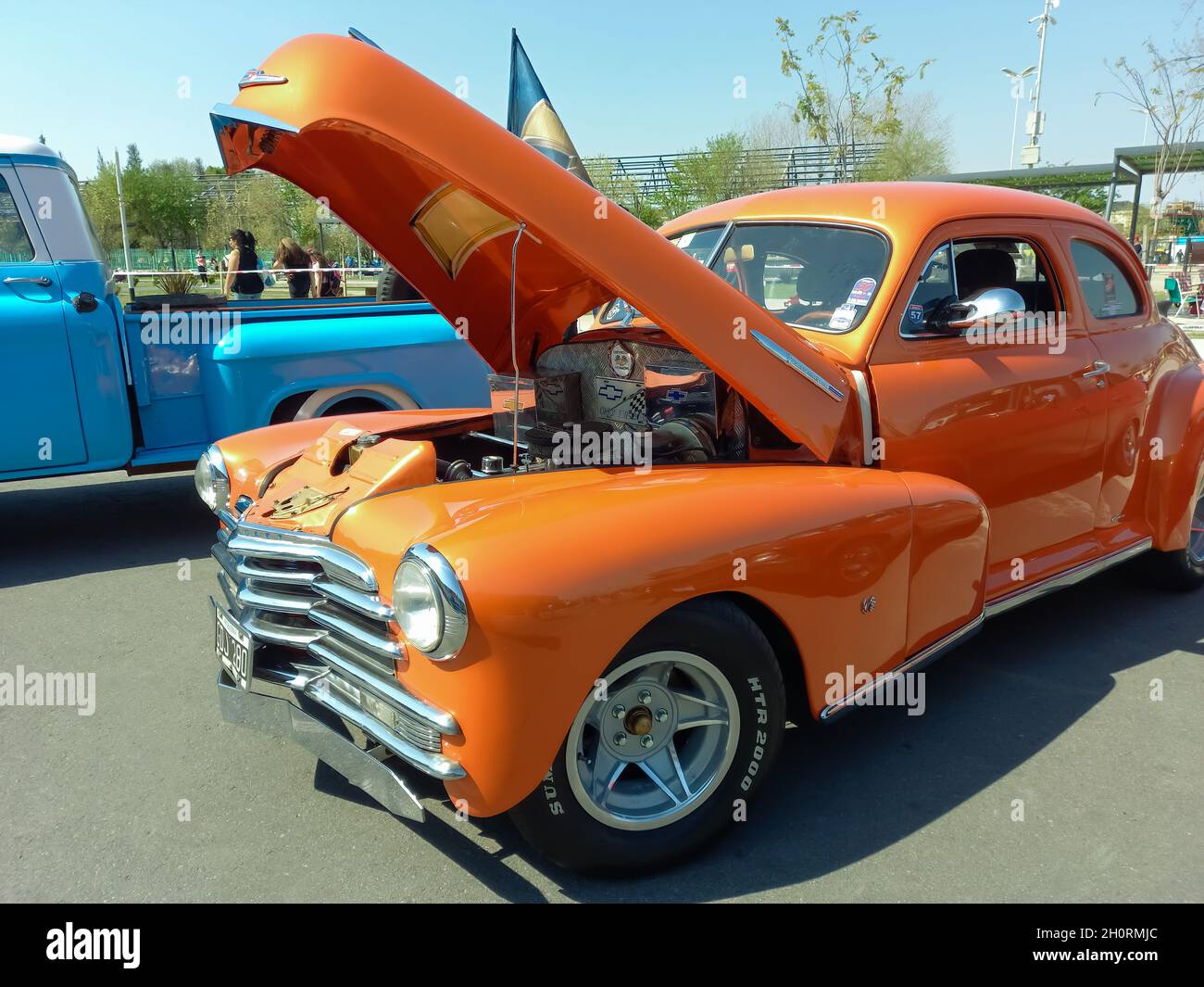 AVELLANEDA - BUENOS AIRES, ARGENTINIEN - 13. Okt 2021: Orange Chevrolet Fleetmaster 1947 zweitürige Coupé Offene Motorhaube. Expo Fierros 2021 cla Stockfoto