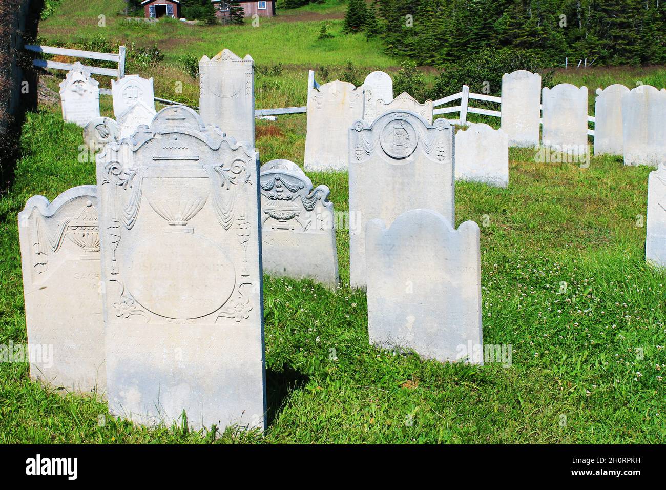 Alte Grabsteine auf einem alten, stillgelegt Friedhof. Stockfoto