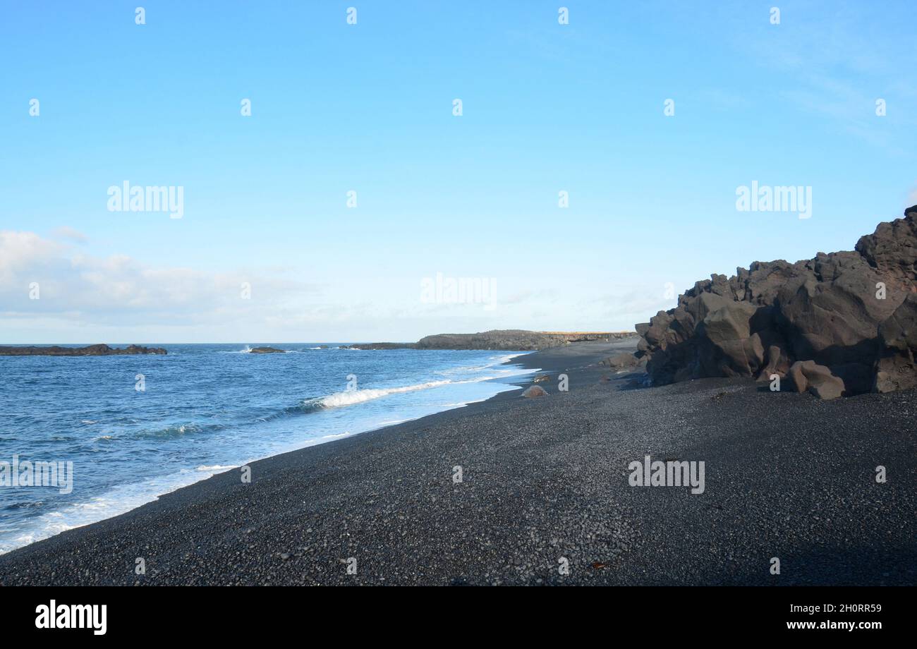 Schöner schwarzer Lavastein am Strand von Dritvik in Island. Stockfoto