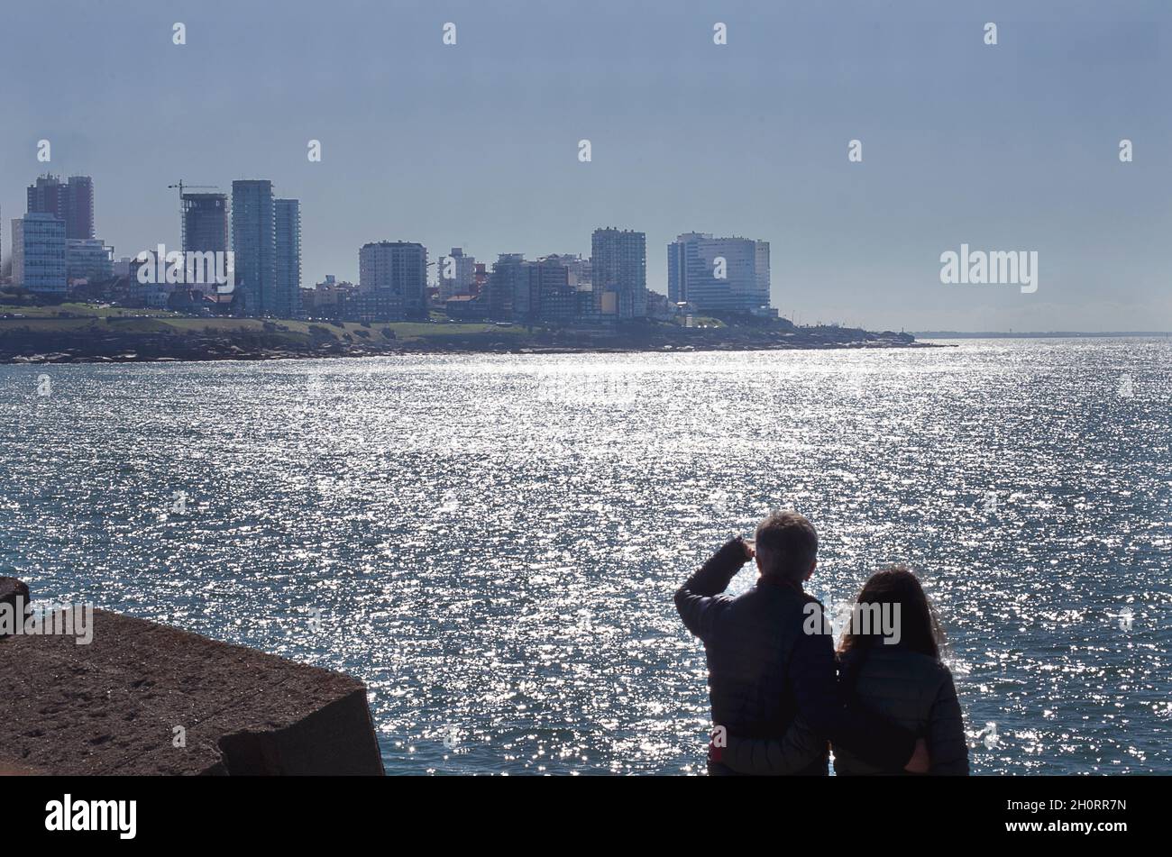 Rückansicht eines Mannes und seiner Teenager-Tochter, die die Skyline der Stadt, Mar del Plata, Provinz Buenos Aires, Argentinien, betrachten Stockfoto