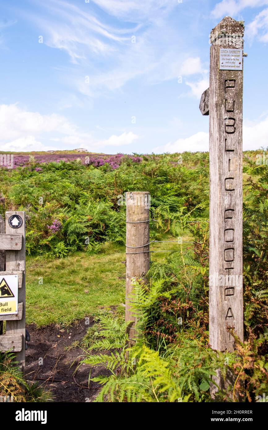 Derbyshire Großbritannien – 20. August 2020: Wegweiser auf einem öffentlichen Wanderweg auf Hathersage Moor, Peak District, Derbyshire Stockfoto