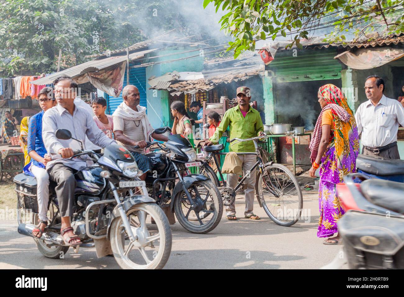 VARANASI, INDIEN - 25. OKTOBER 2016: Blick auf den Straßenverkehr in Varanasi Indien Stockfoto
