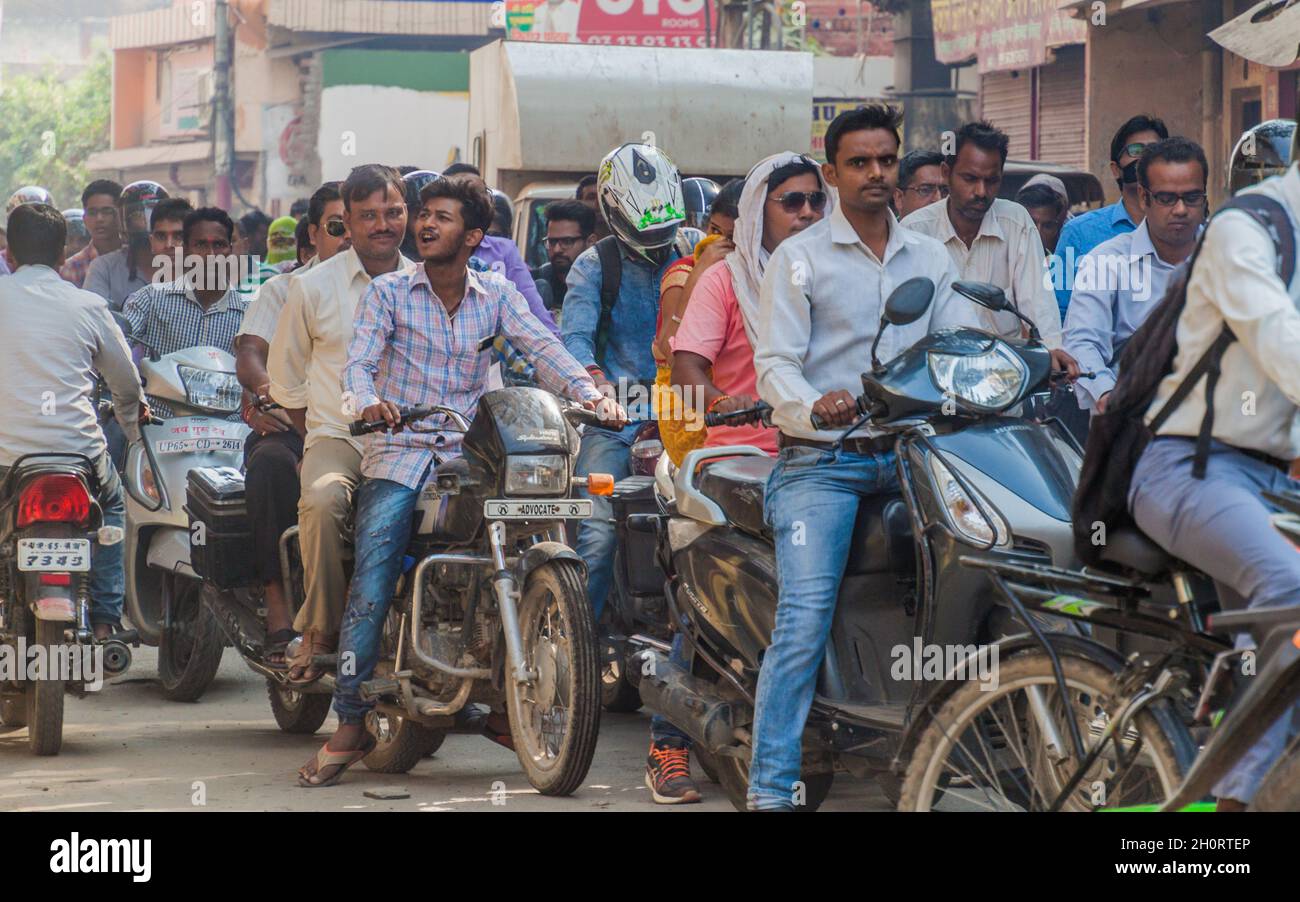 VARANASI, INDIEN - 25. OKTOBER 2016: Blick auf den Straßenverkehr in Varanasi Indien Stockfoto