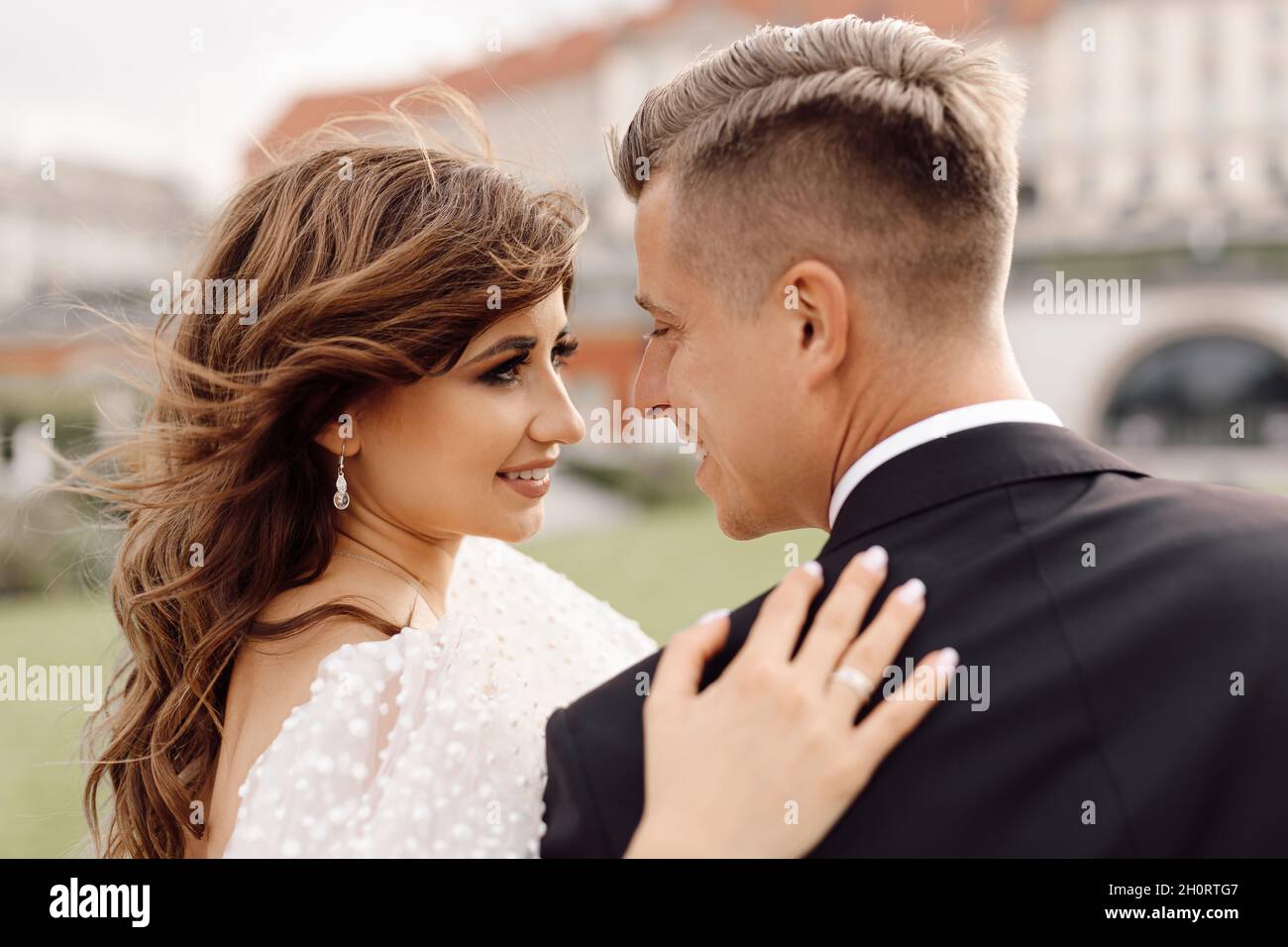 Hochzeitstag, Portrait close-up von Braut und Bräutigam sehen sich zärtlich an, glücklich zusammen. Lifestyle Stockfoto