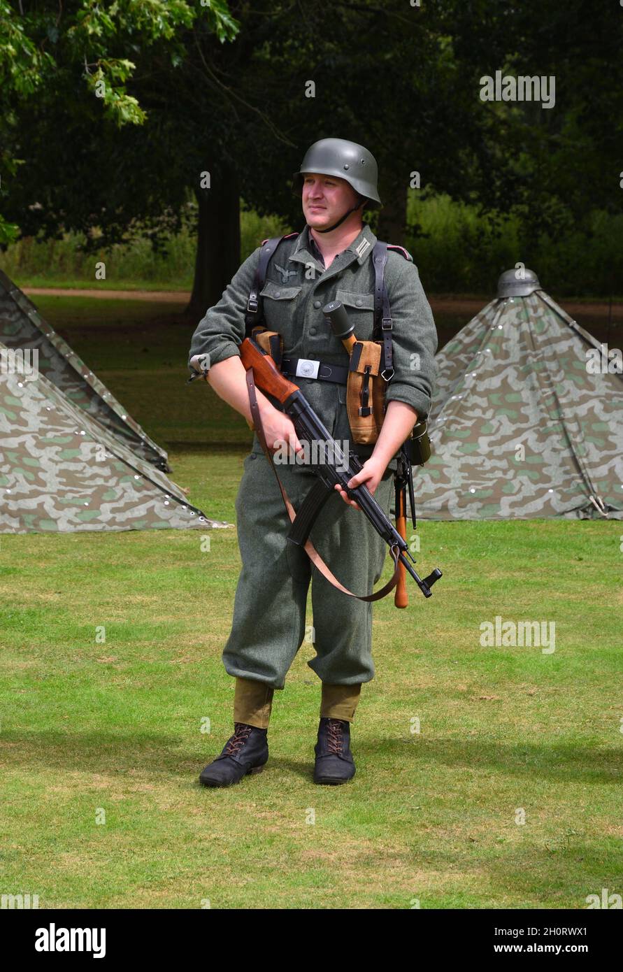 Infanterist aus der Reenactment-Gruppe in deutscher Uniform mit Sturmgewehr 44 (Sturmgewehr) Stockfoto