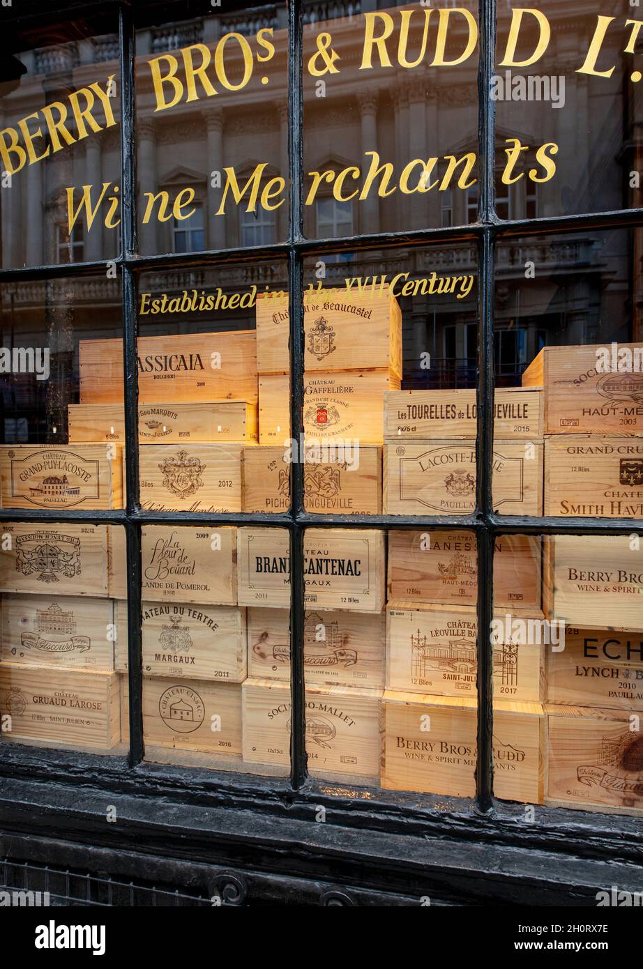 Fenster von Berry Brothers und Rudd, St James's St, London; hochwertige Wein- und Spirituosenlieferanten Stockfoto