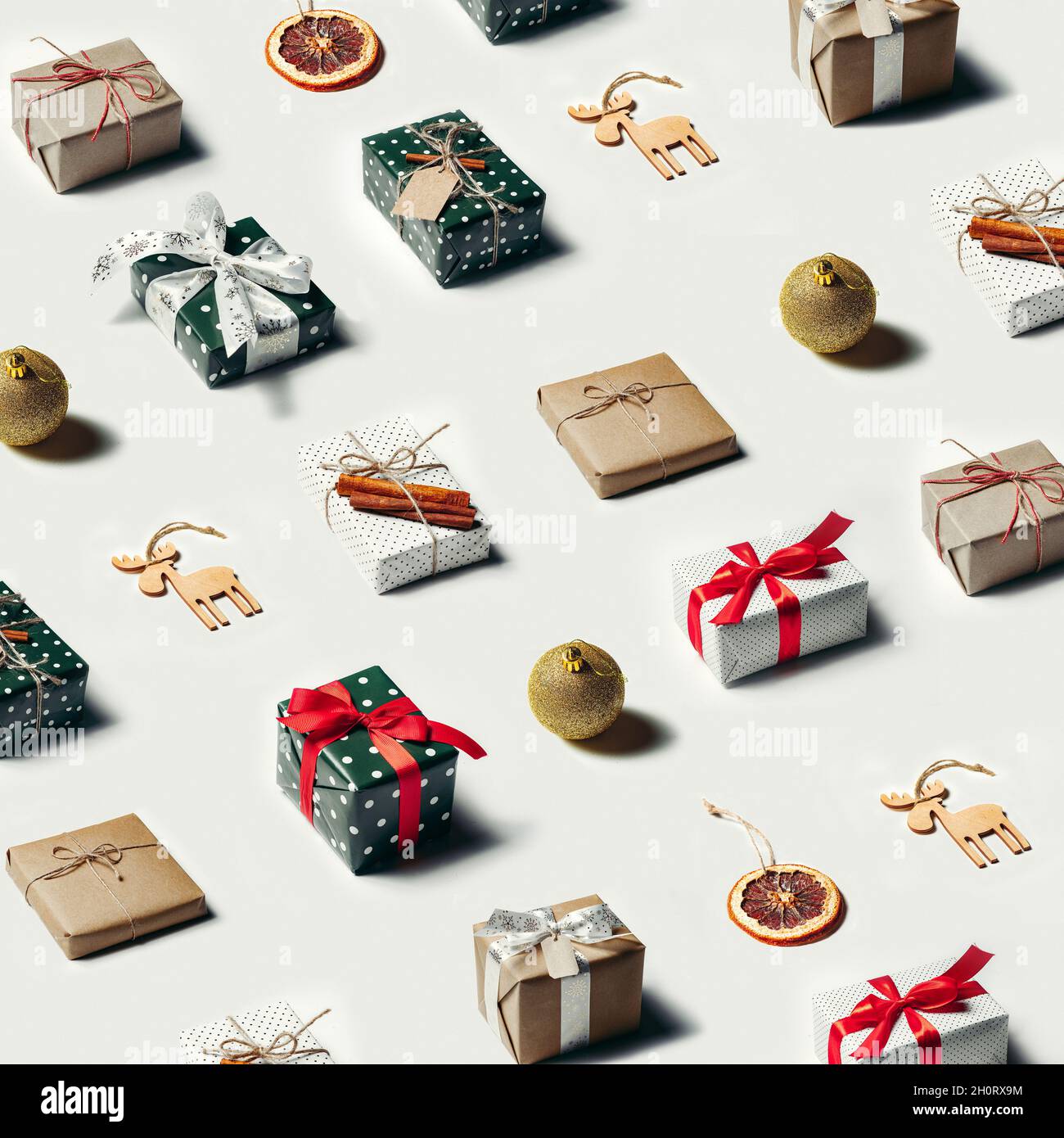 Isometrische weihnachten Hintergrund mit Neujahr Geschenke und weihnachtsdekorationen Stockfoto