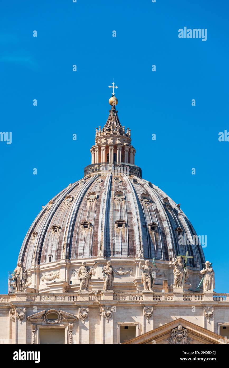 Die Detailansicht des Kuppelgipfels der päpstlichen Basilika St. Peter im Vatikan gegen blauen Himmel und Kopierraum. Rom, Italien Stockfoto